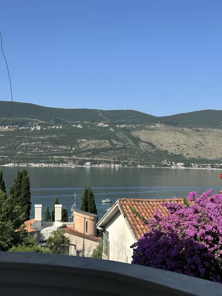 APP6 — Pogled na more