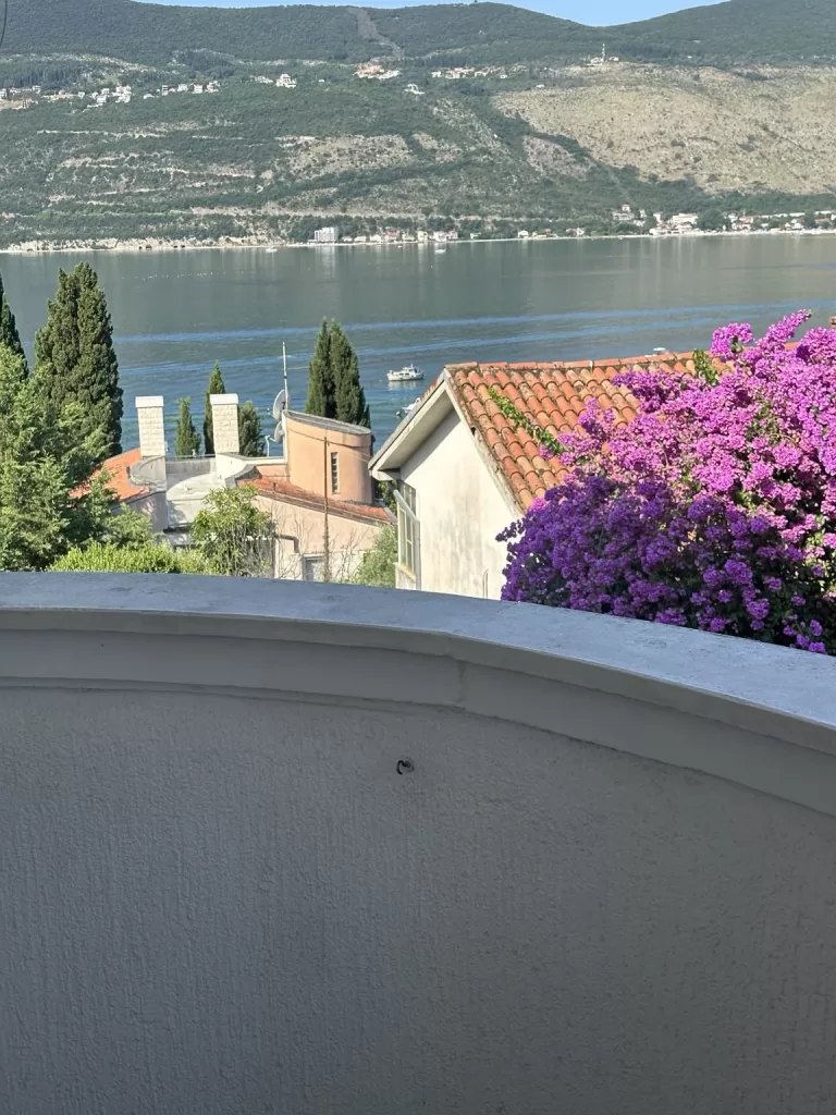 APP6 — Pogled na more